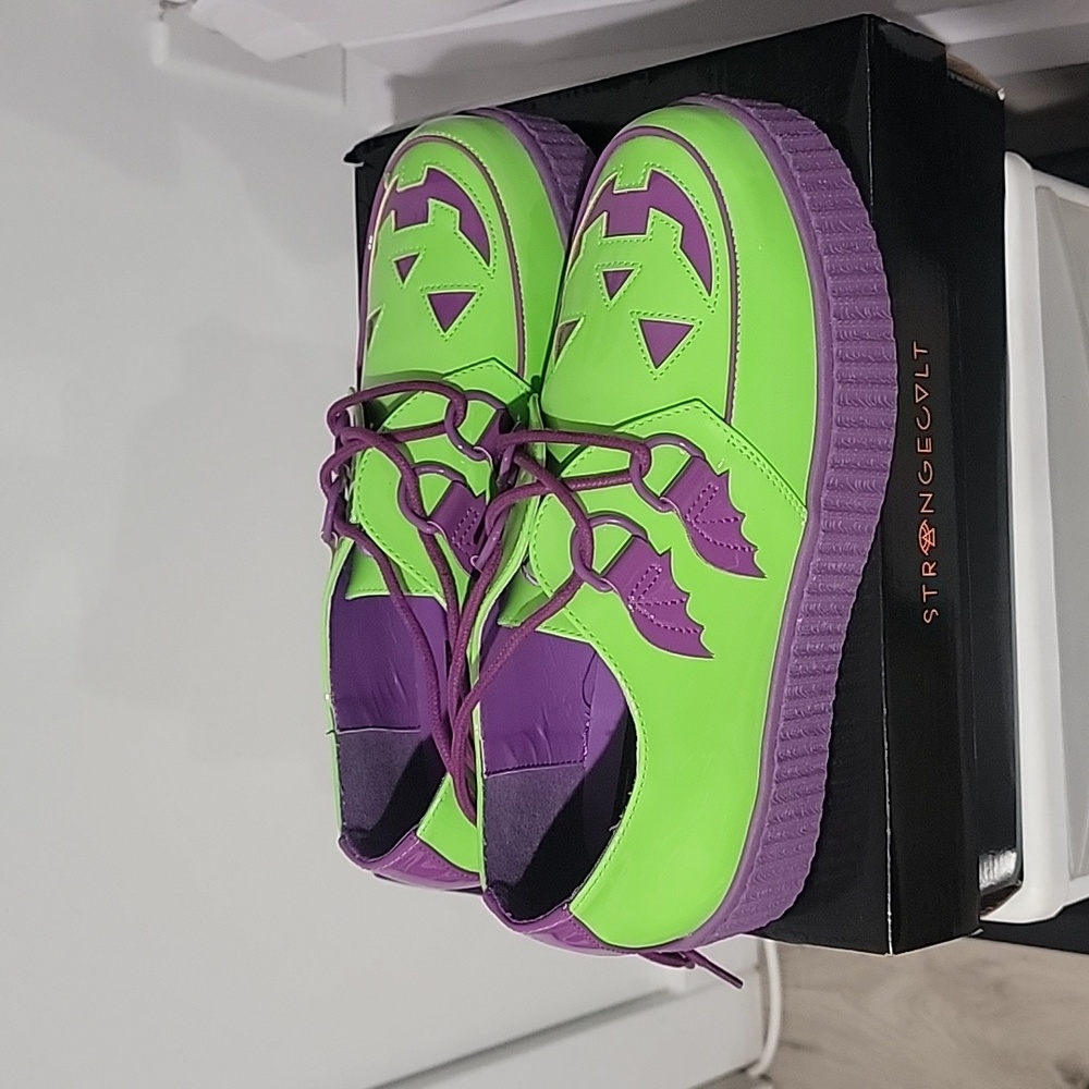 Strangecvlt krypt jack-o'-lantern green/purple size 9 NWOT